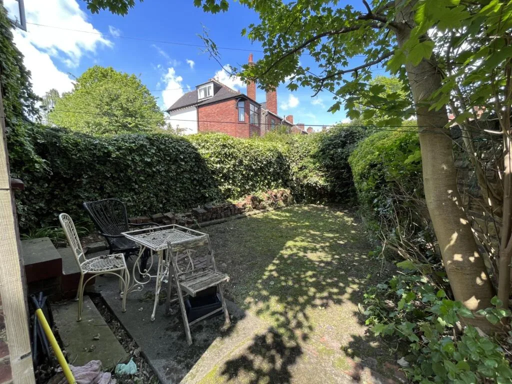 6 bedroom semi-detached house for rent