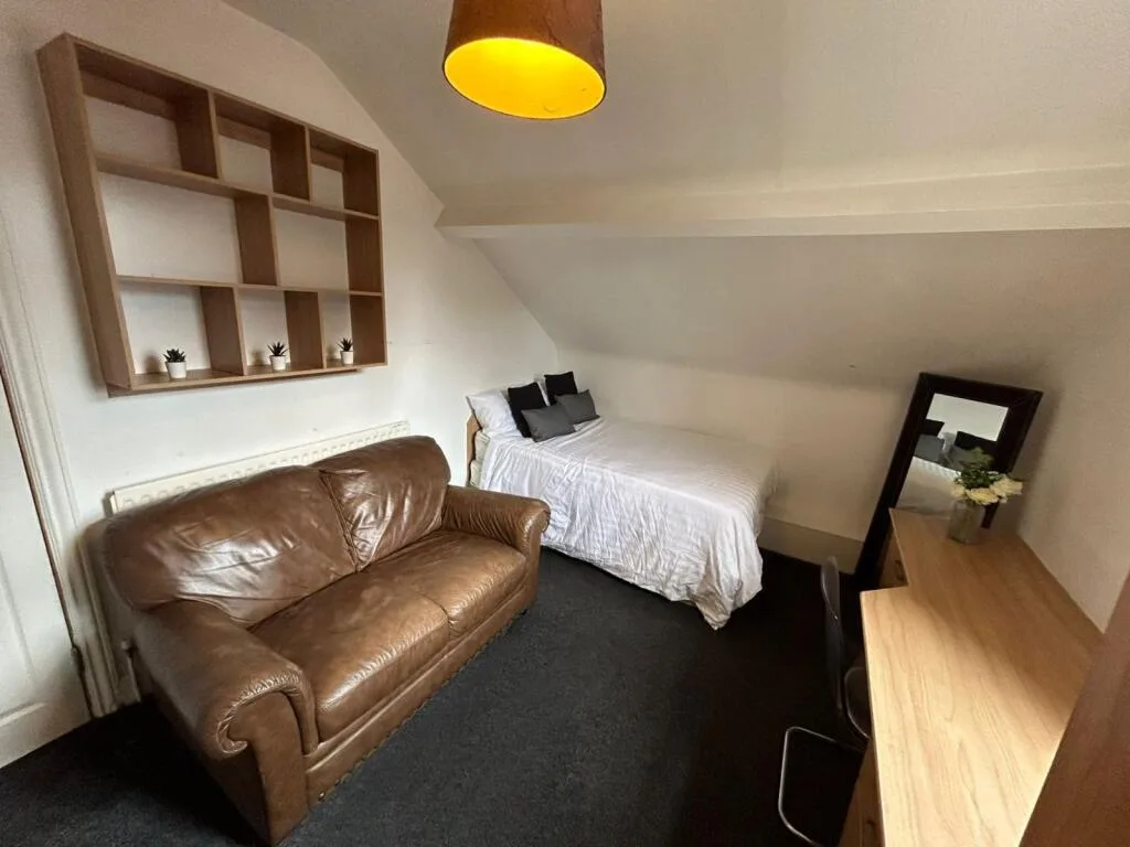 6 bedroom semi-detached house for rent