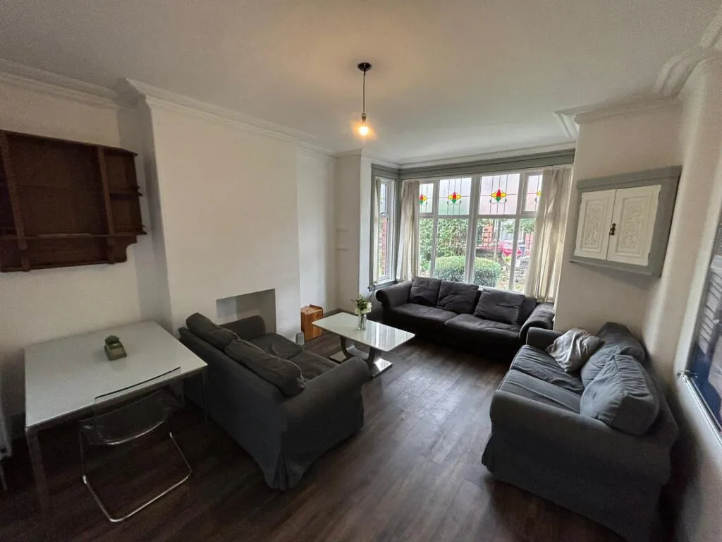 6 bedroom semi-detached house for rent