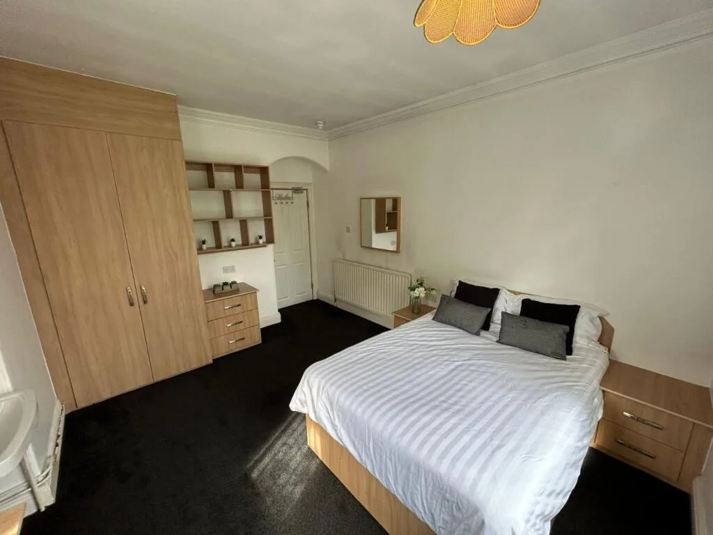 6 bedroom semi-detached house for rent