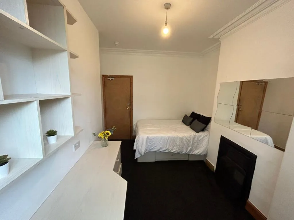 6 bedroom semi-detached house for rent