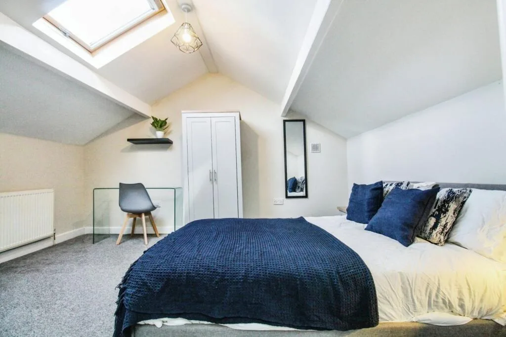 6 bedroom semi-detached house for rent
