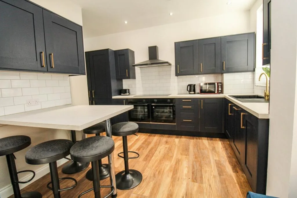 6 bedroom semi-detached house for rent