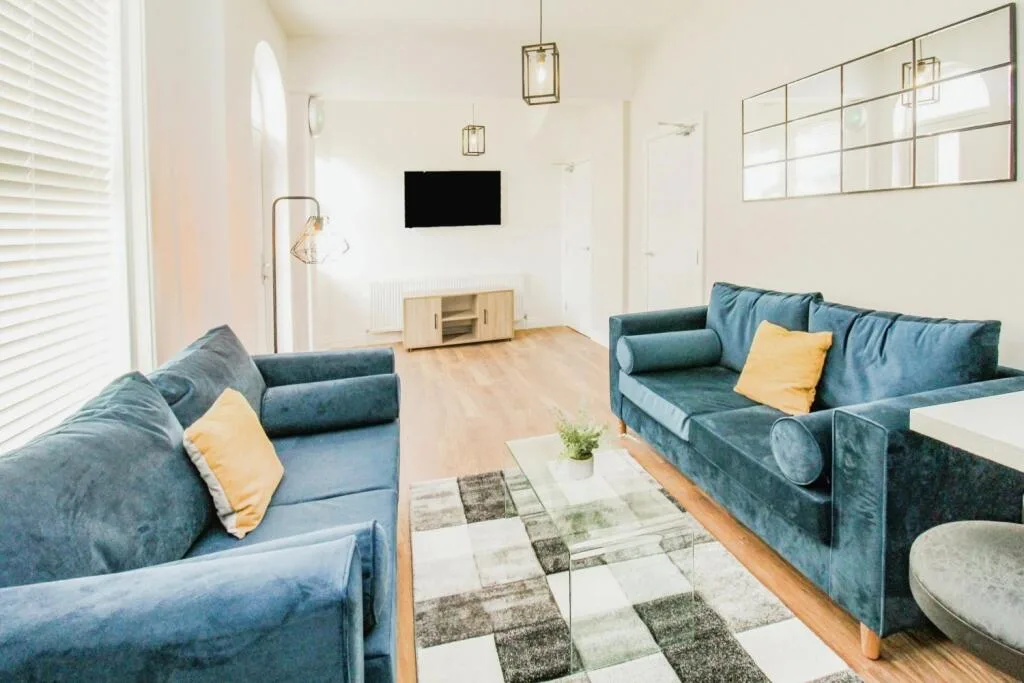6 bedroom semi-detached house for rent