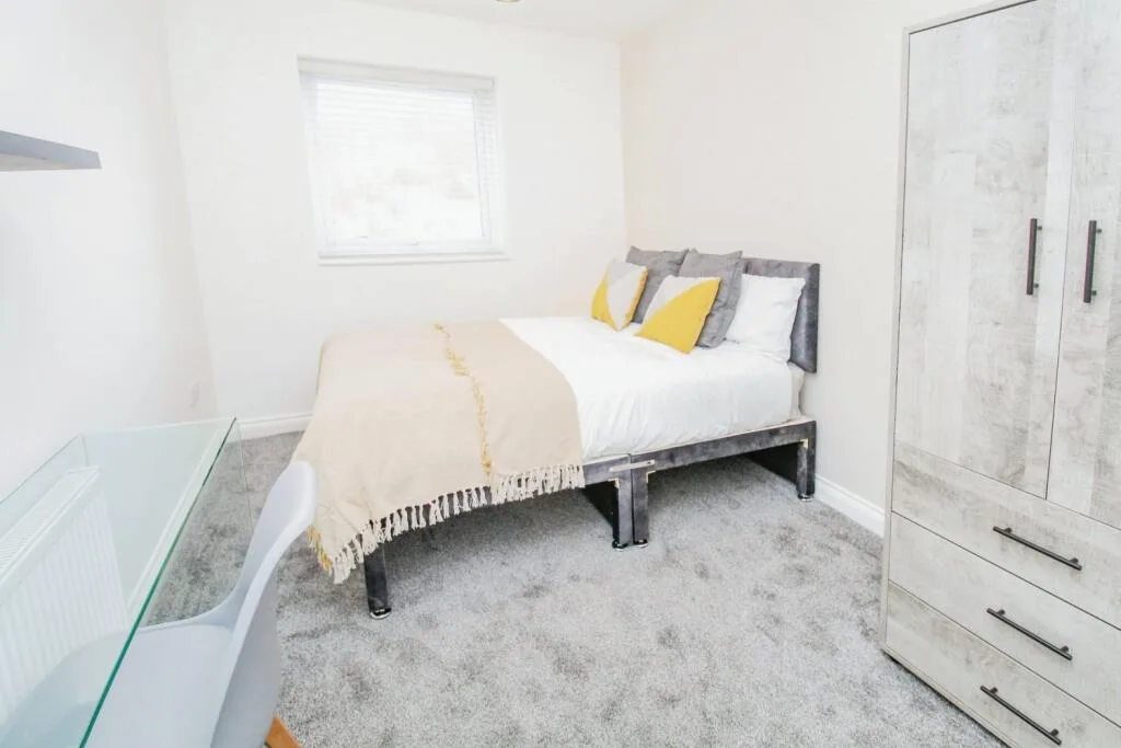 6 bedroom semi-detached house for rent