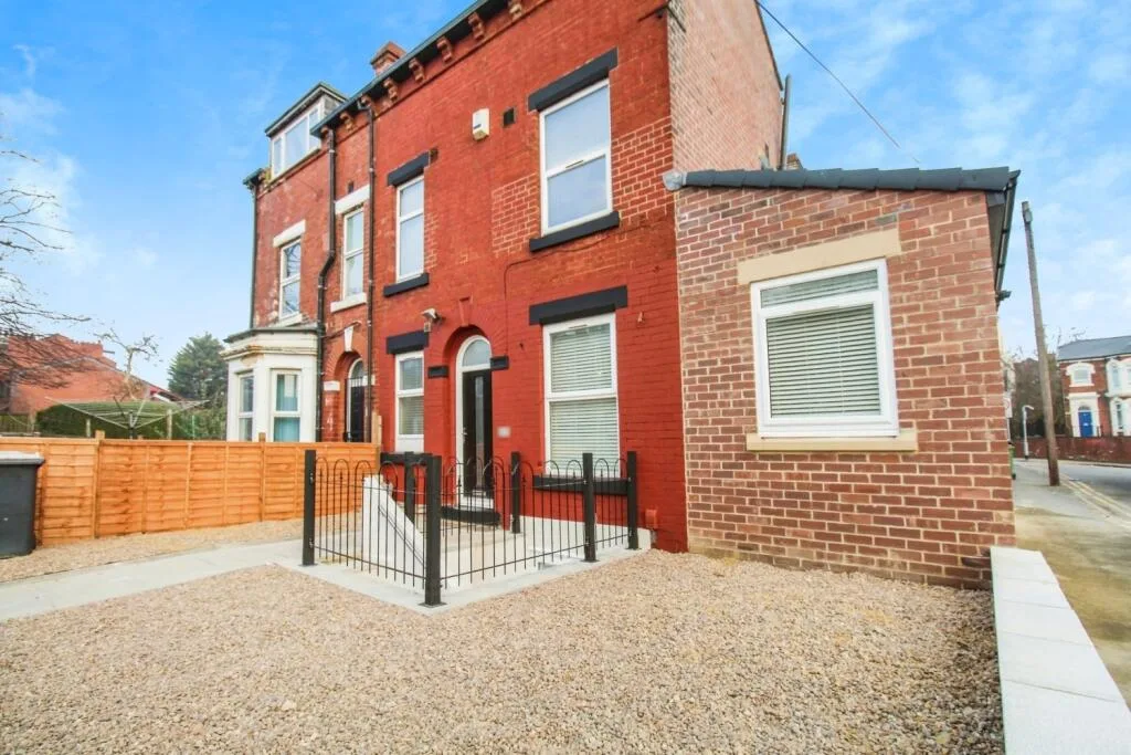 6 bedroom semi-detached house for rent