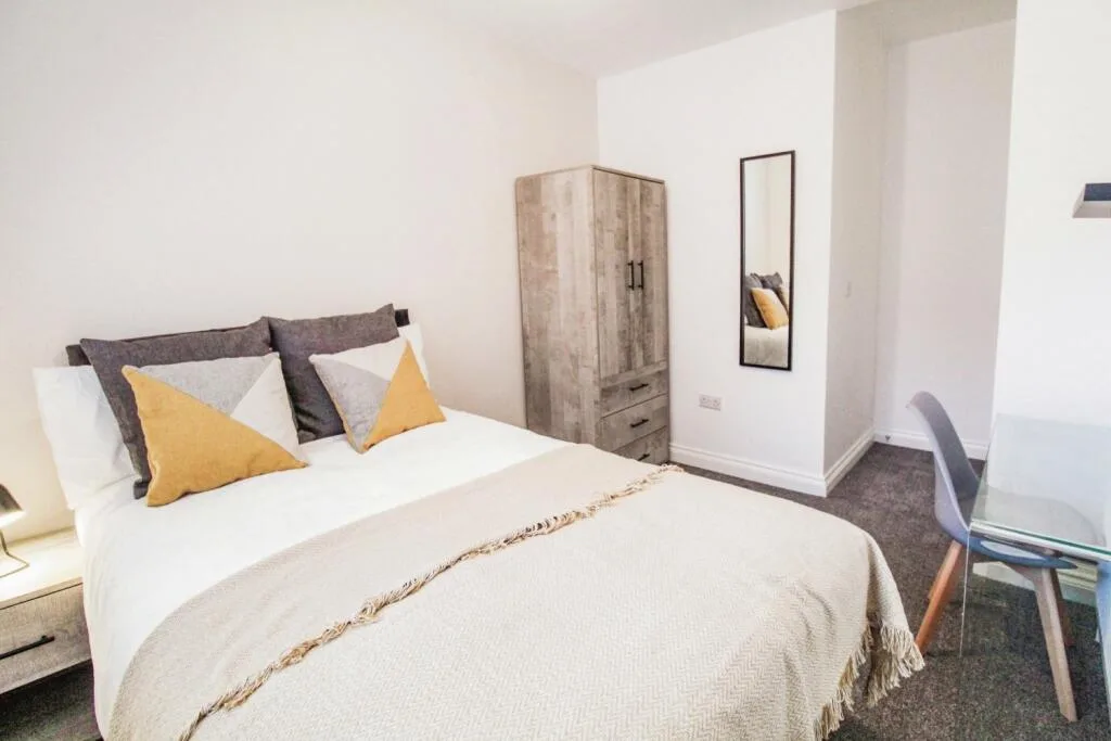 6 bedroom semi-detached house for rent