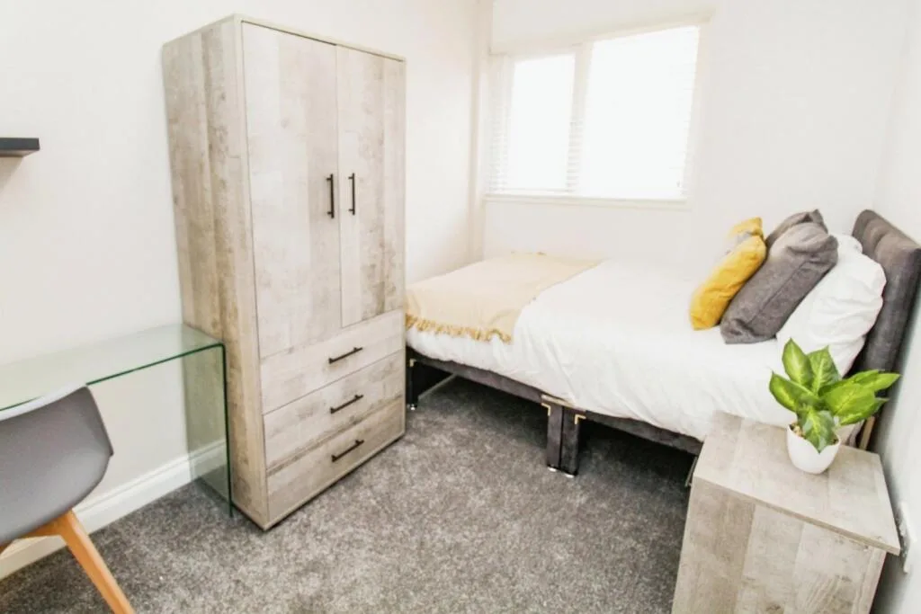 6 bedroom semi-detached house for rent