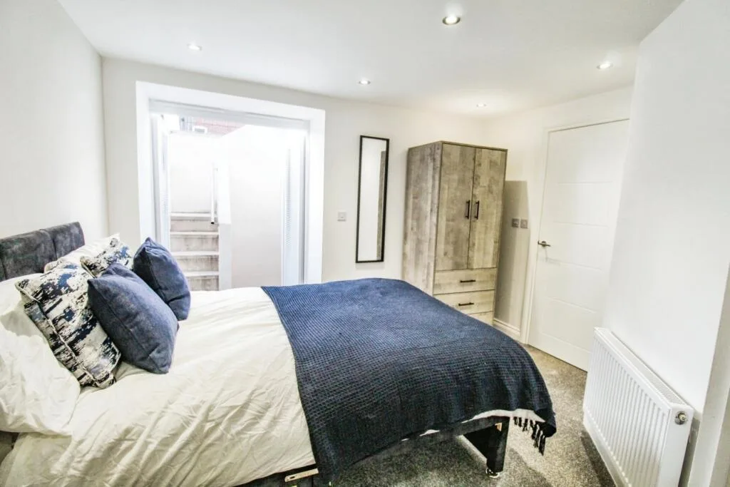 6 bedroom semi-detached house for rent