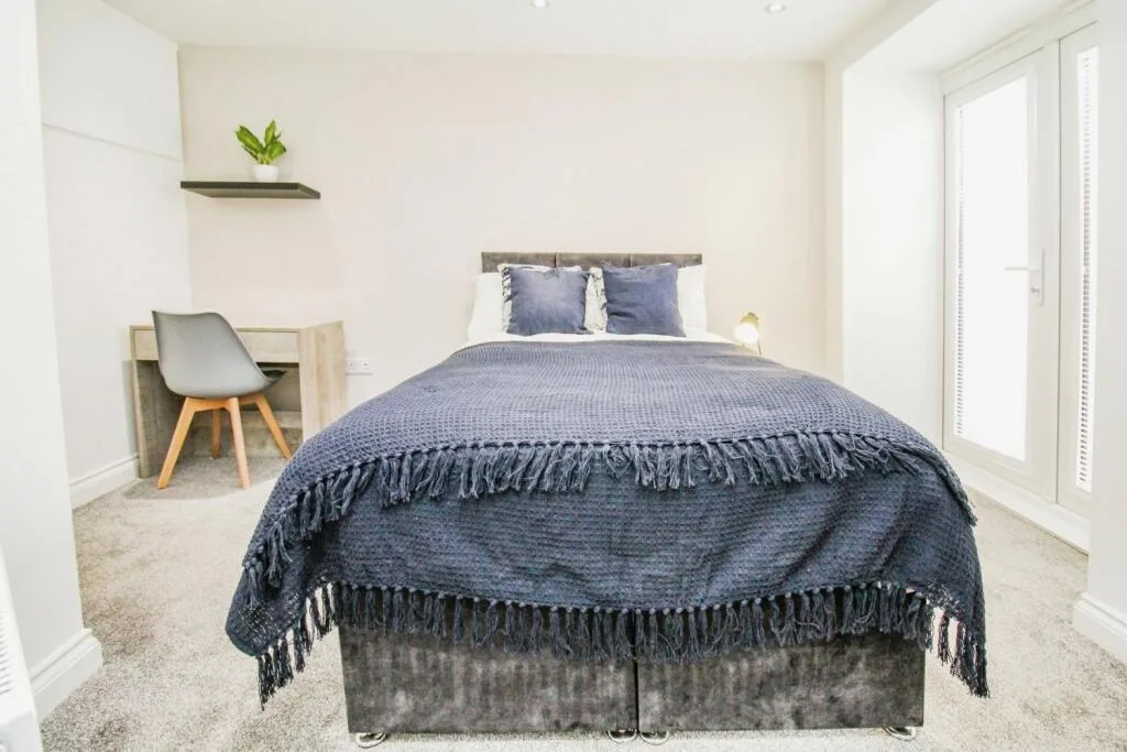 6 bedroom semi-detached house for rent