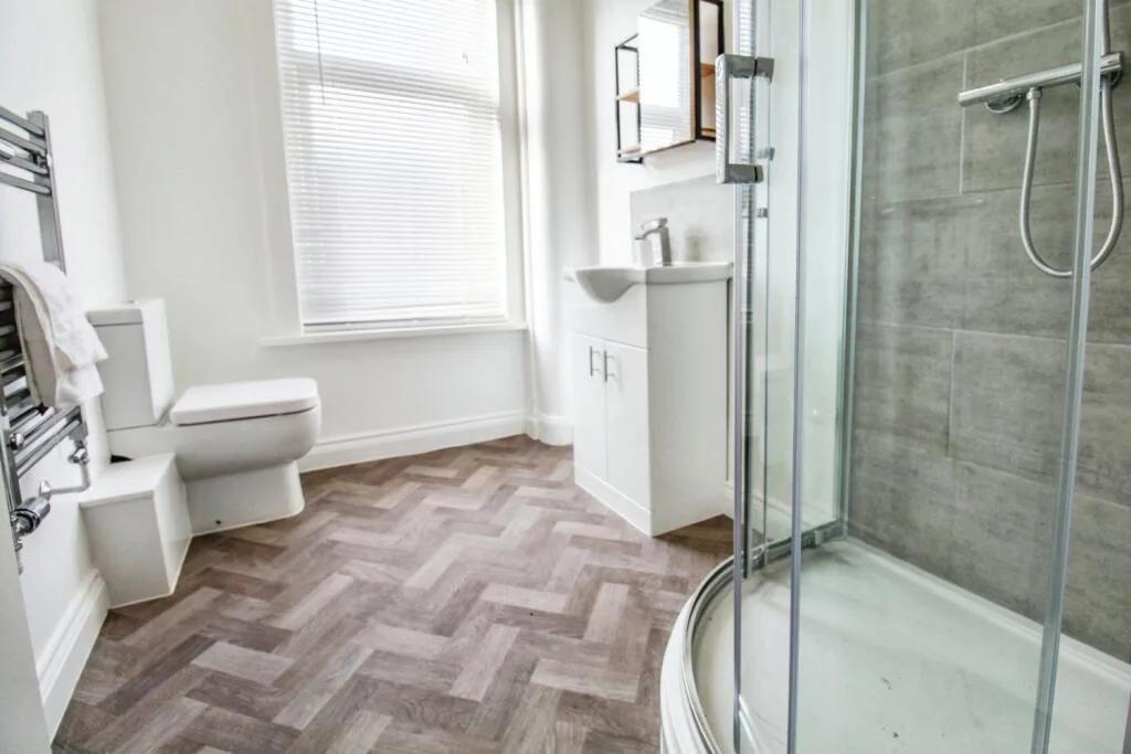 6 bedroom semi-detached house for rent