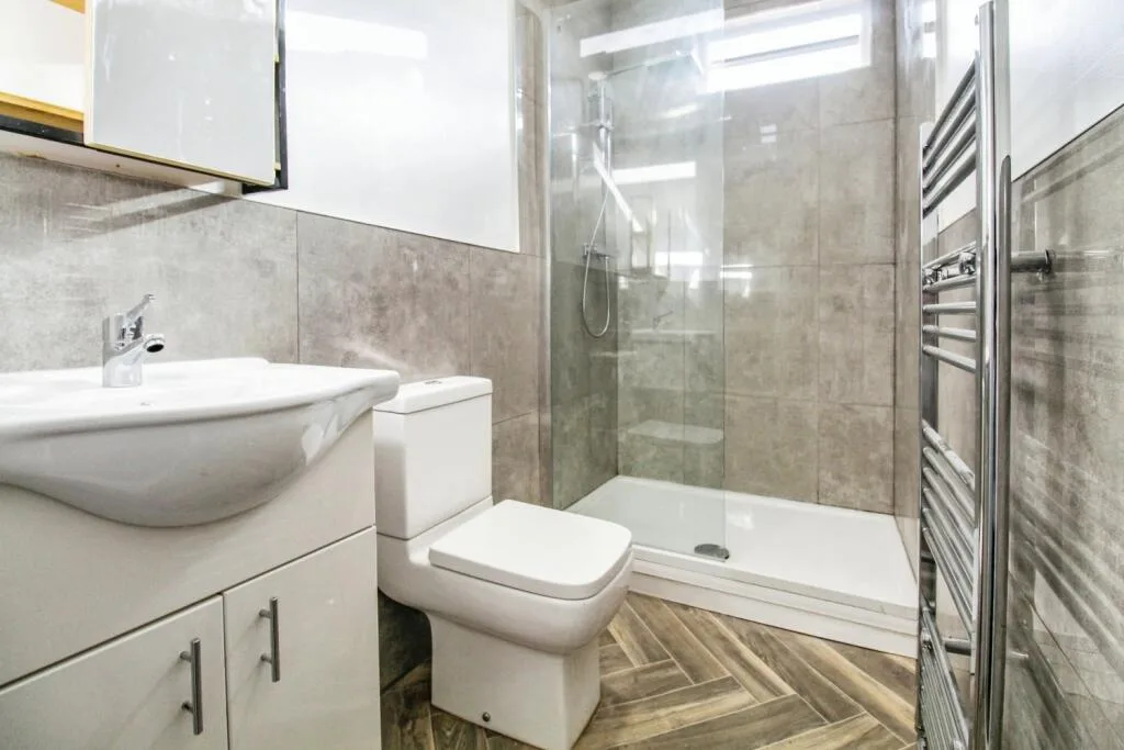 6 bedroom semi-detached house for rent
