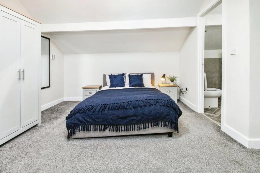 6 bedroom semi-detached house for rent