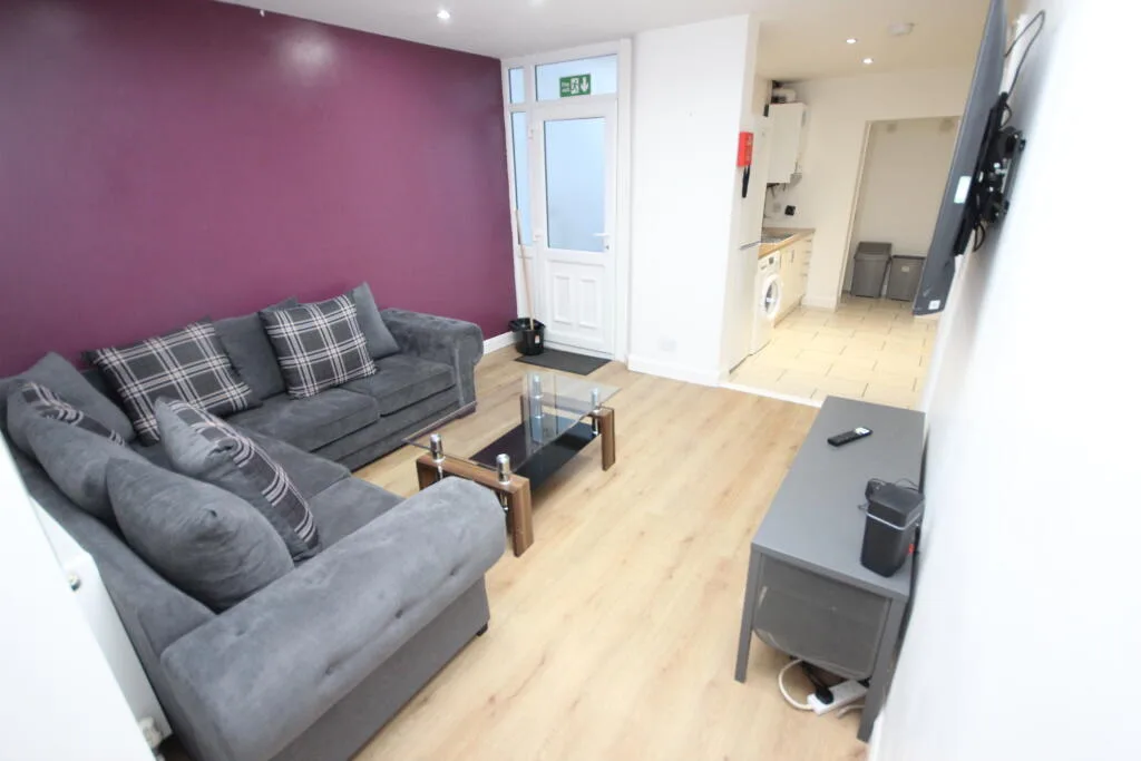 6 bedroom terraced house for rent