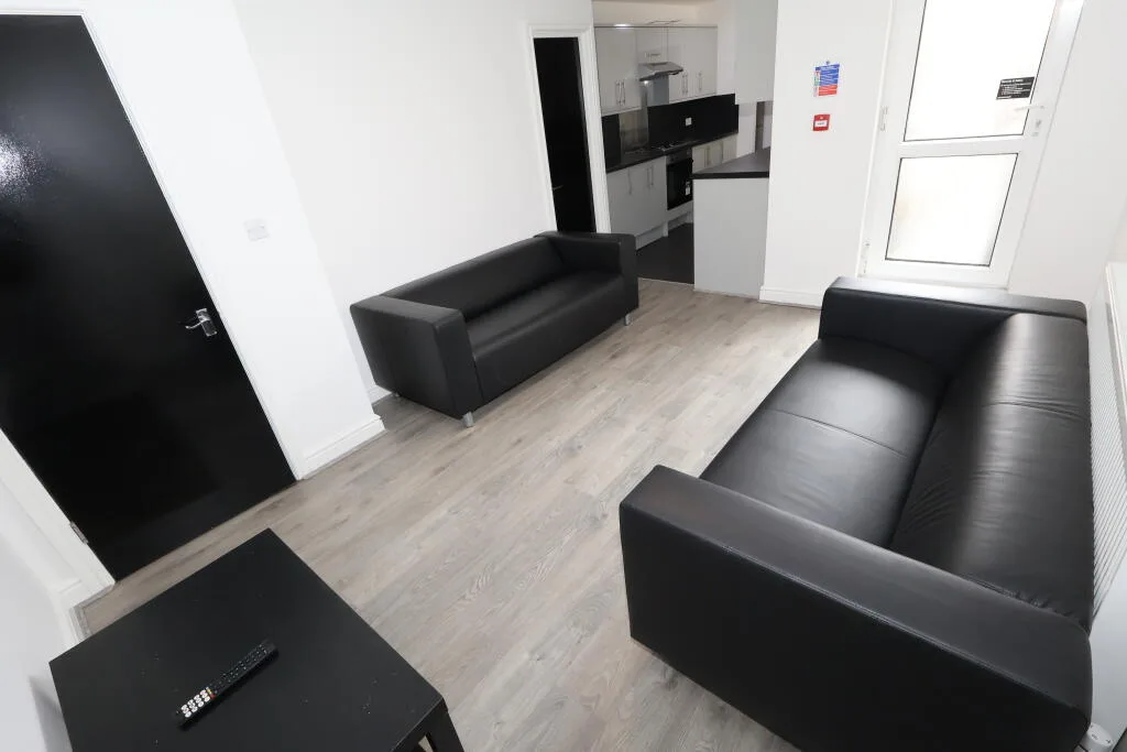 6 bedroom terraced house for rent