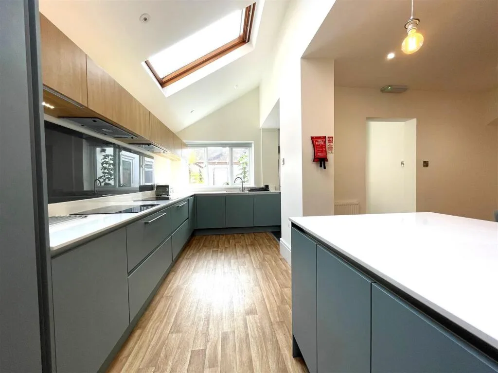 6 bedroom terraced house for rent