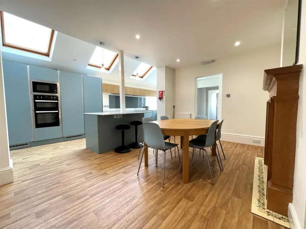 6 bedroom terraced house for rent