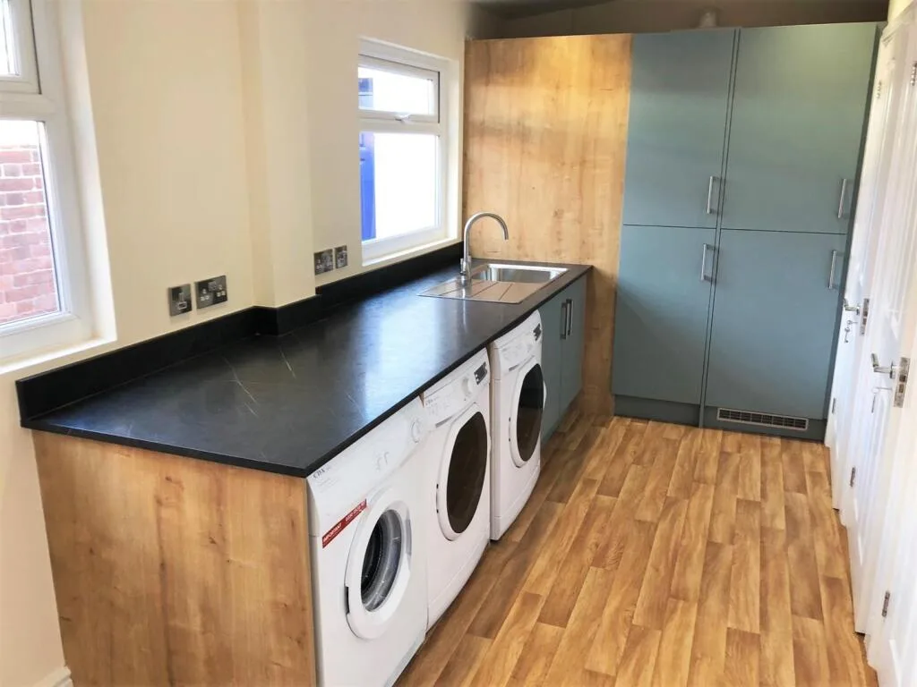 6 bedroom terraced house for rent