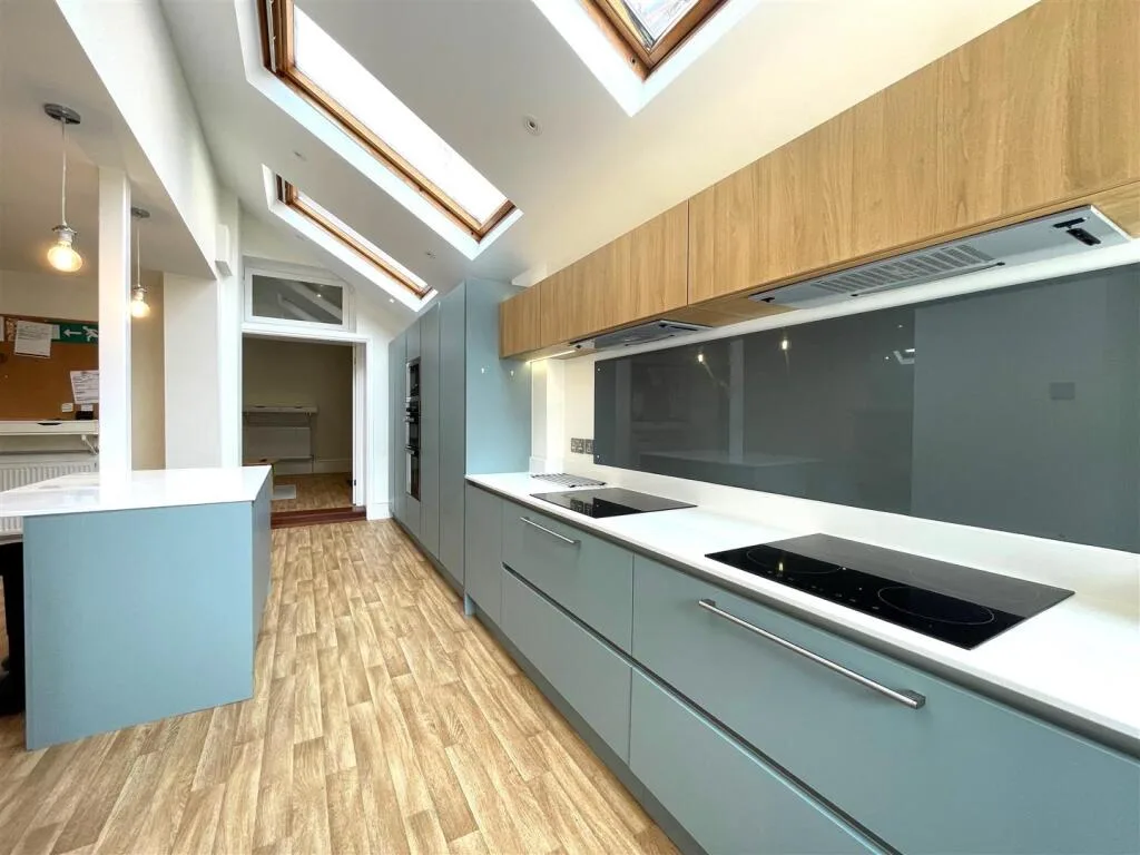 6 bedroom terraced house for rent