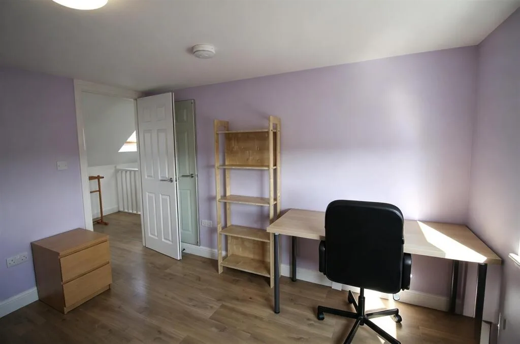 6 bedroom semi-detached house for rent