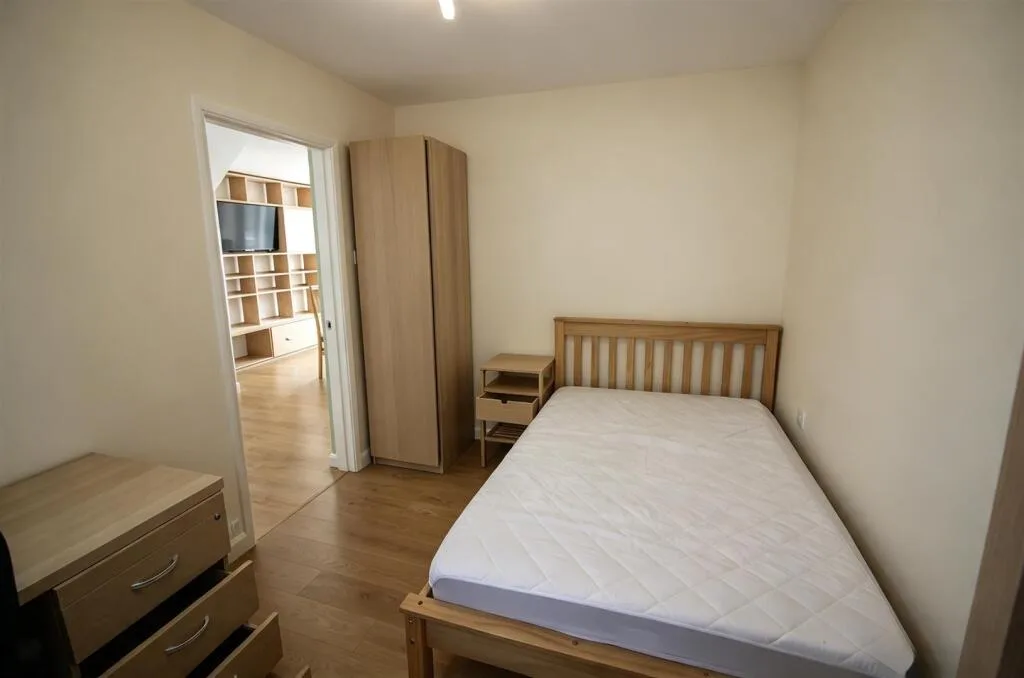 6 bedroom semi-detached house for rent