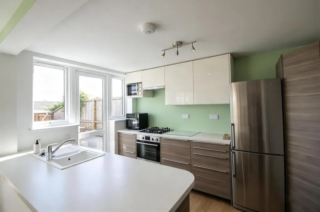 6 bedroom semi-detached house for rent