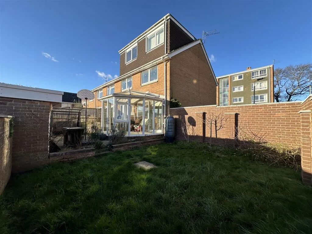 6 bedroom semi-detached house for rent
