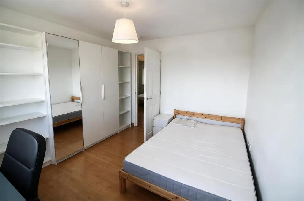 6 bedroom semi-detached house for rent