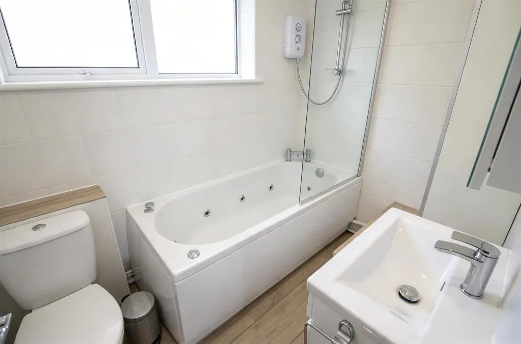 6 bedroom semi-detached house for rent