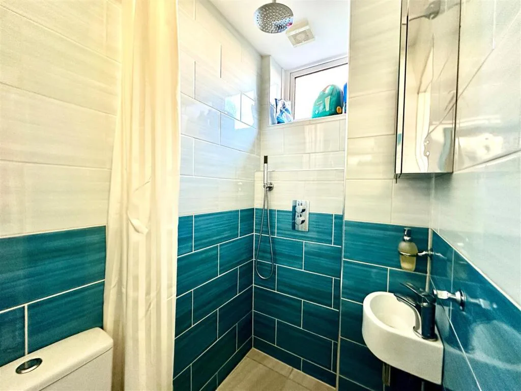 6 bedroom semi-detached house for rent