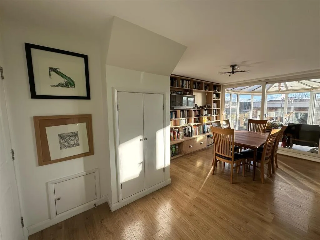 6 bedroom semi-detached house for rent