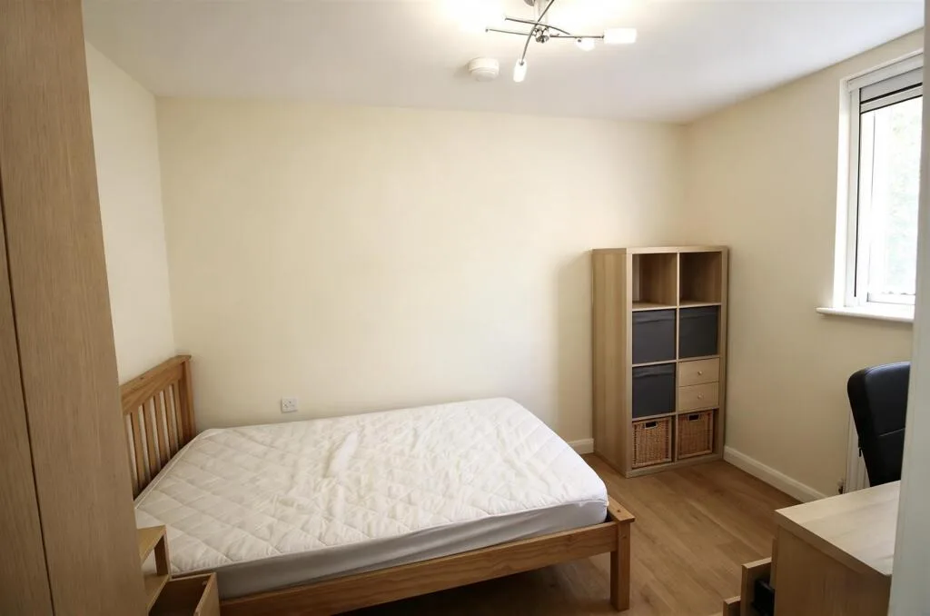 6 bedroom semi-detached house for rent