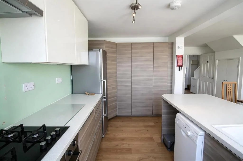 6 bedroom semi-detached house for rent