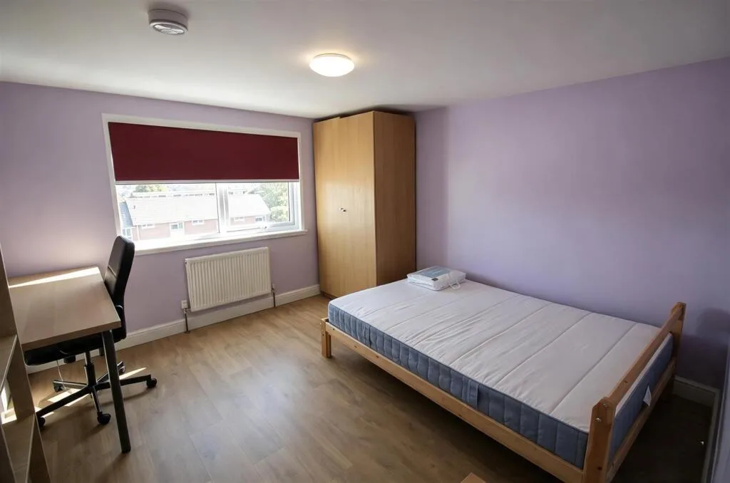 6 bedroom semi-detached house for rent