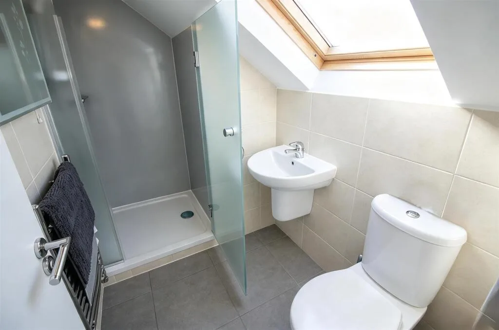 6 bedroom semi-detached house for rent