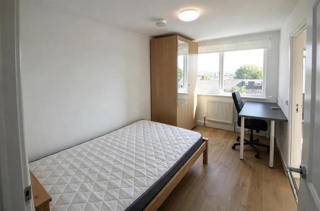 6 bedroom semi-detached house for rent