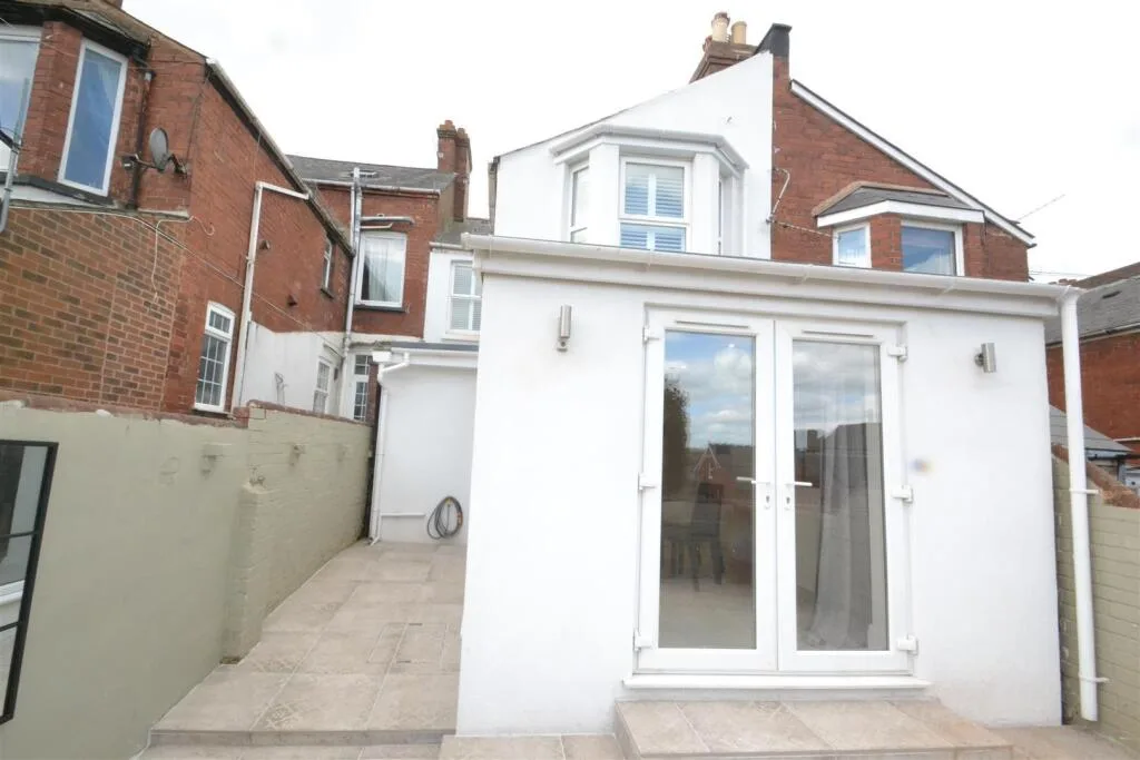 5 bedroom terraced house for rent