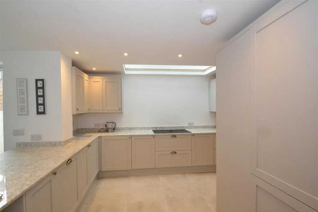 5 bedroom terraced house for rent