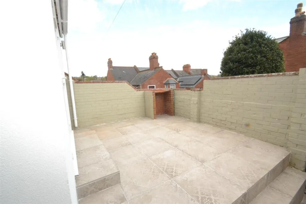 5 bedroom terraced house for rent