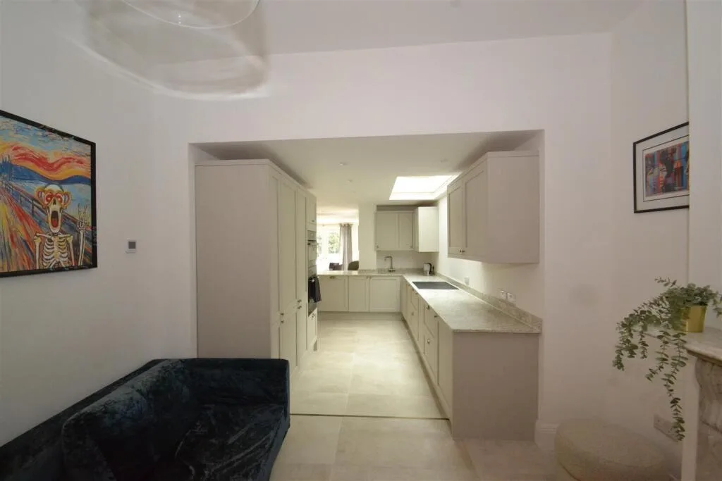 5 bedroom terraced house for rent
