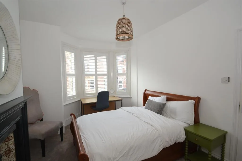 5 bedroom terraced house for rent