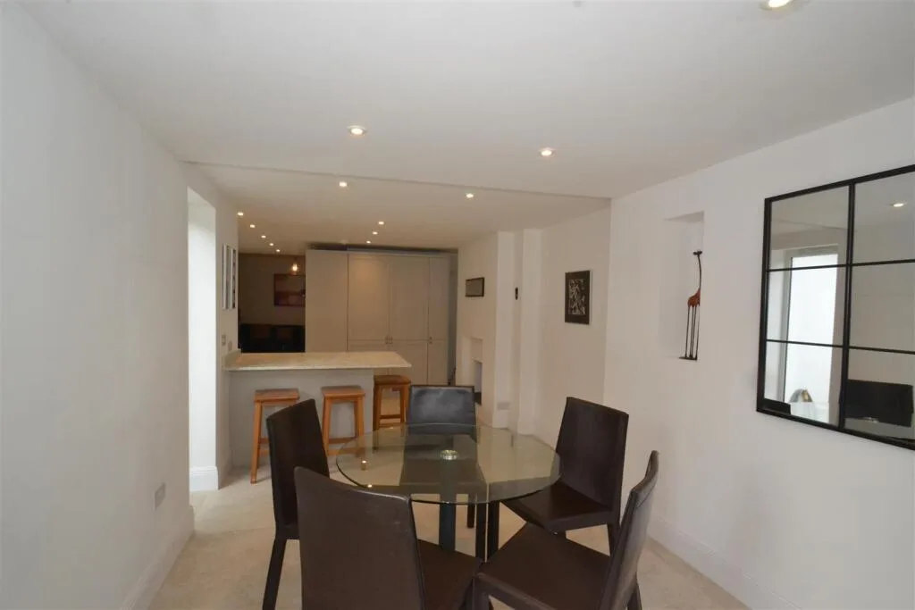 5 bedroom terraced house for rent