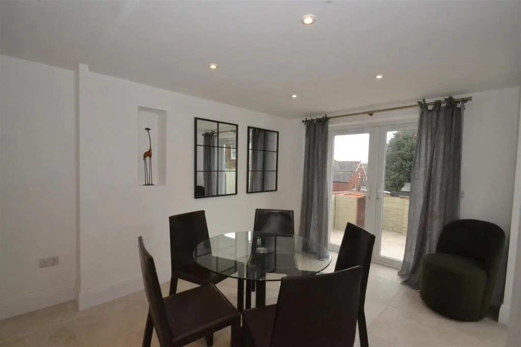 5 bedroom terraced house for rent