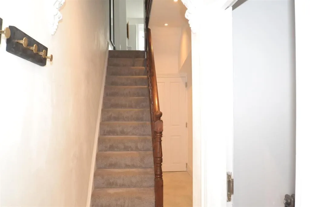 5 bedroom terraced house for rent
