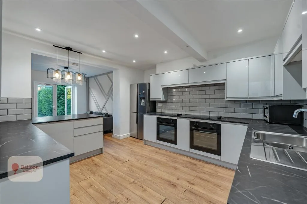 6 bedroom semi-detached house for rent