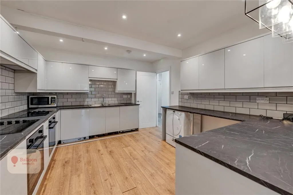 6 bedroom semi-detached house for rent