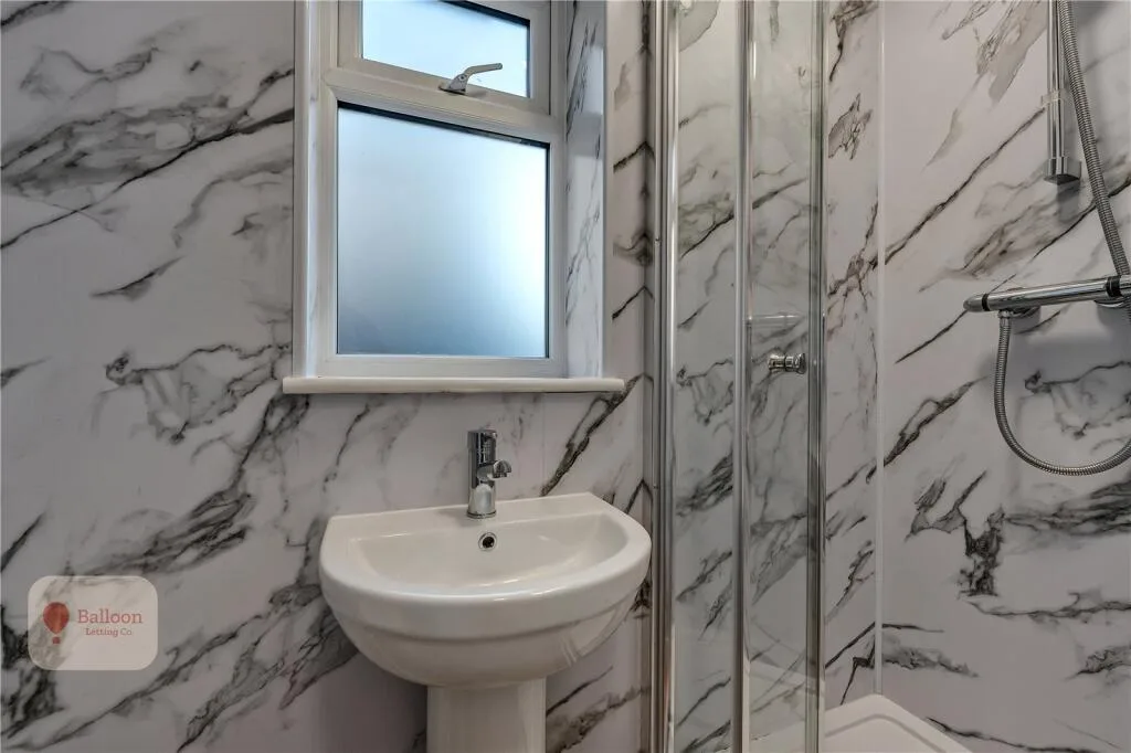 6 bedroom semi-detached house for rent