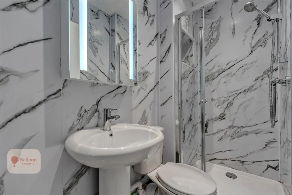 6 bedroom semi-detached house for rent