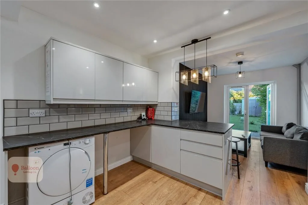 6 bedroom semi-detached house for rent