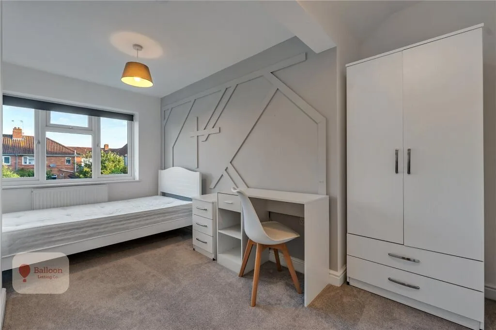 6 bedroom semi-detached house for rent